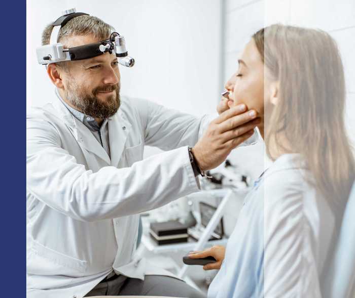 Ein Arzt untersucht die Nase seiner Patientin Ein Arzt untersucht die Nase seiner Patientin