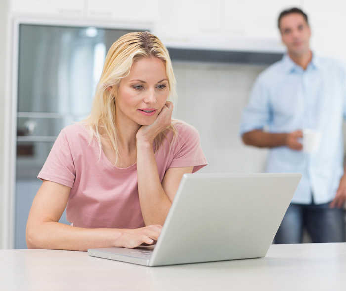 Nasenpolypen: Eine Frau informiert sich im Internet