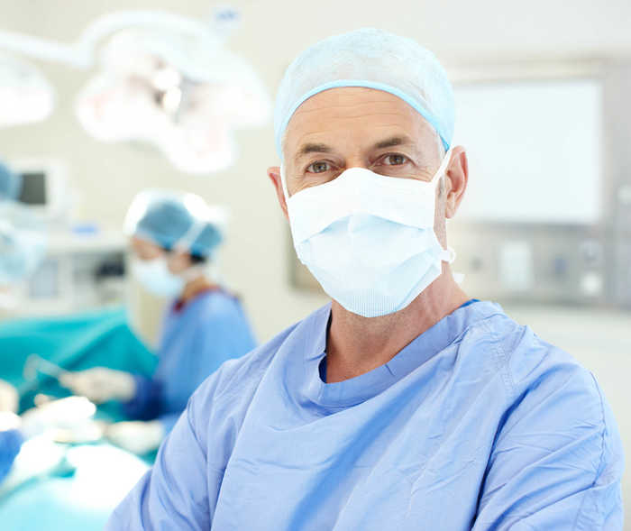 Nasenpolypen: Ein Arzt vor der Operation