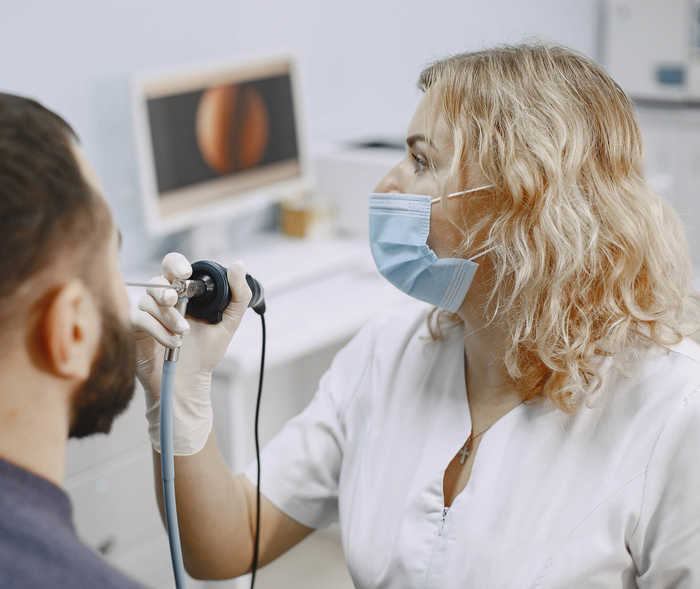 Nasenpolypen: Eine Ärztin untersucht einen Patienten