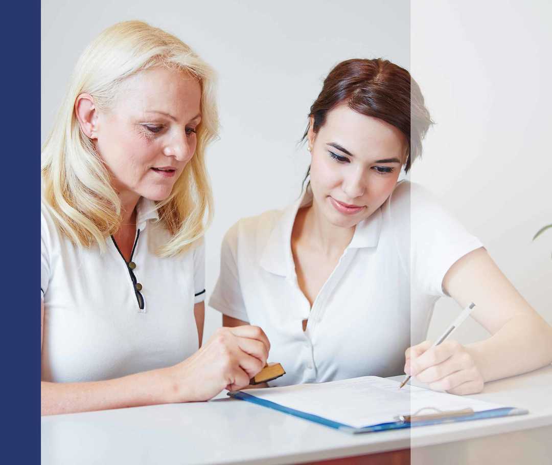 HNO-Ärztin und Patientin gehen einen Fragebogen durch