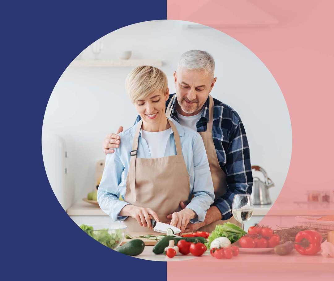 Nasenpolypen Alltag Ernaehrung-03 Ein Paar bereitet gemeinsam ein Essen mit Gemüse vor.
