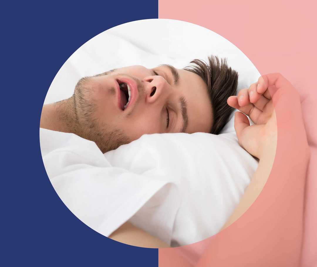 Auf dem Rücken liegender schnarchender Mann.