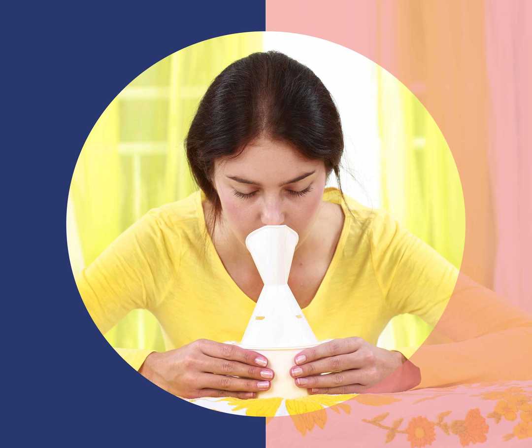 Eine Frau inhaliert eine Meersalzlösung, um die Symptome ihrer Nasenpolypen zu lindern.