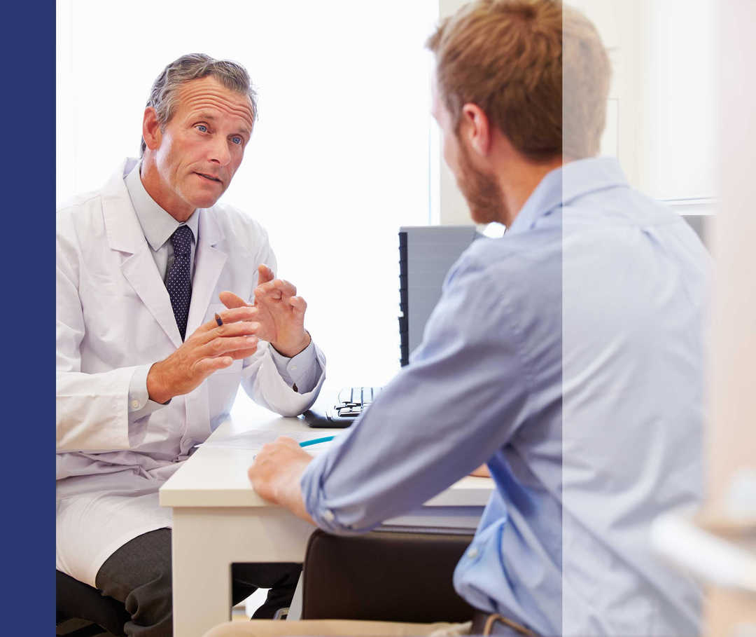 Ein Arzt erläutert einem Patienten die Behandlung von Nasenpolyopen.