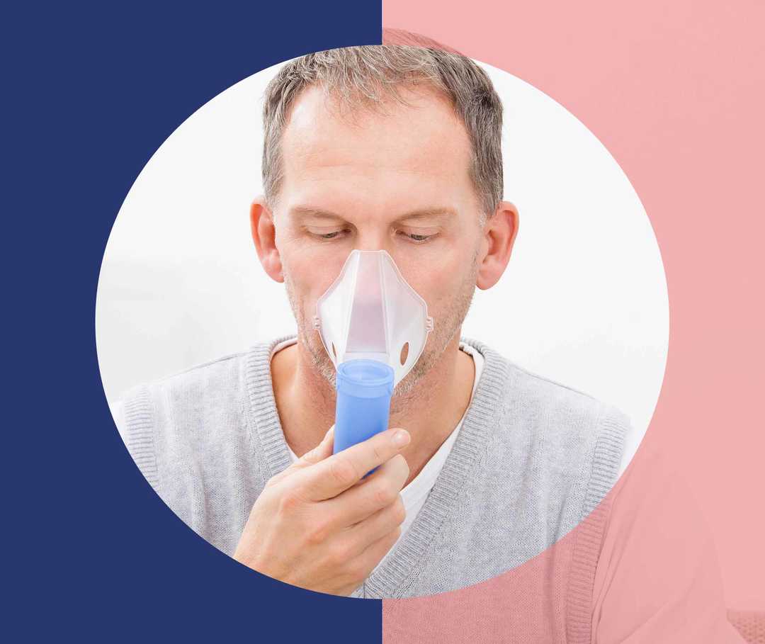 Nasenpolypen Therapie Linderung Artikelbild 01 Ein Mann inhaliert mit einer Atemmaske