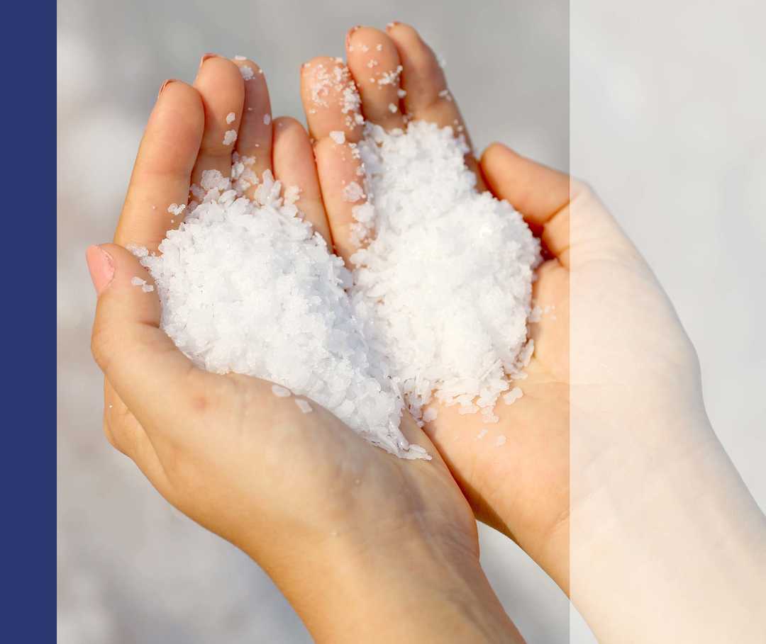 Eine größere Menge Meersalz in zwei Händen.