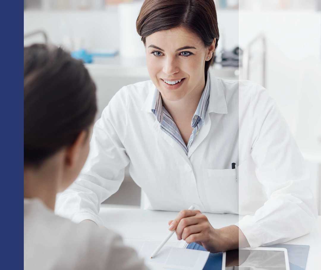 Nasenpolypen Therapie Medikamente 01 Ärztin klärt eine Patientin über die Möglichkeiten der Behandlung von Nasenpolypen mit Medikamenten auf.