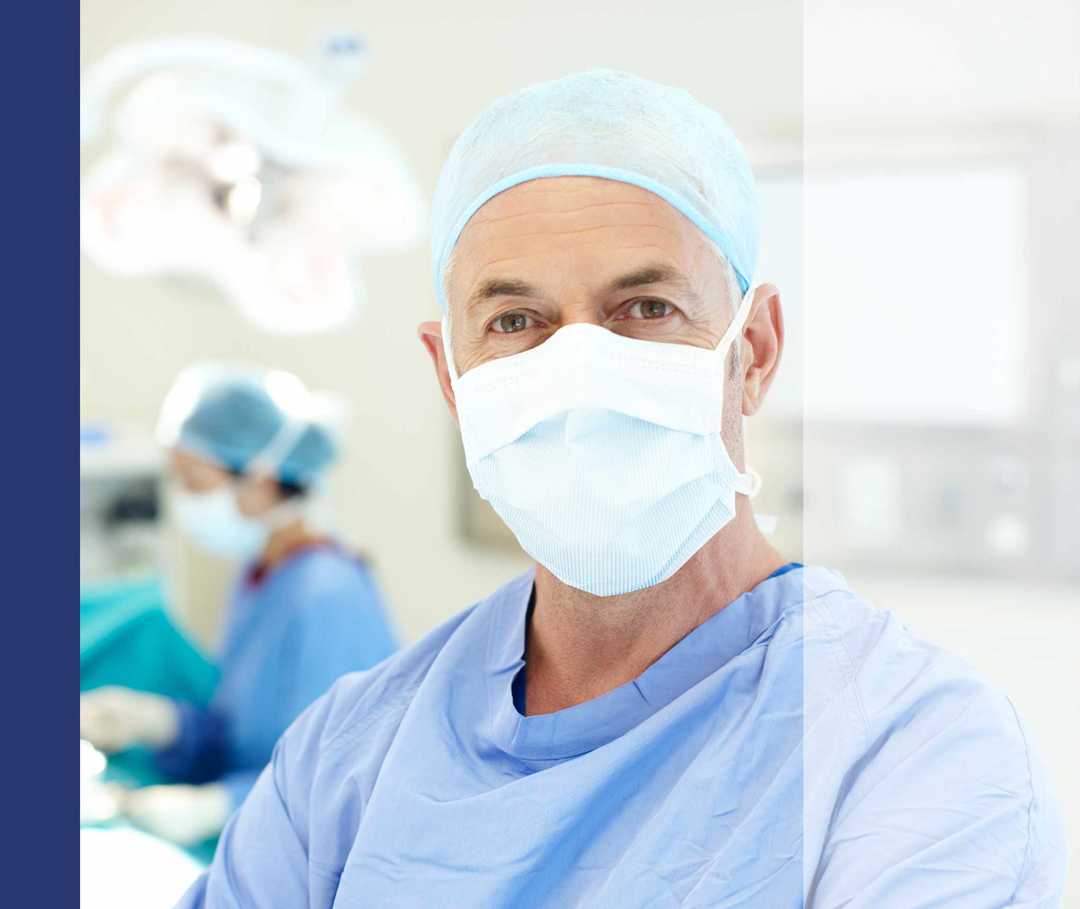 Ein Chirurg mit medizinischer Maske im OP-Saal.