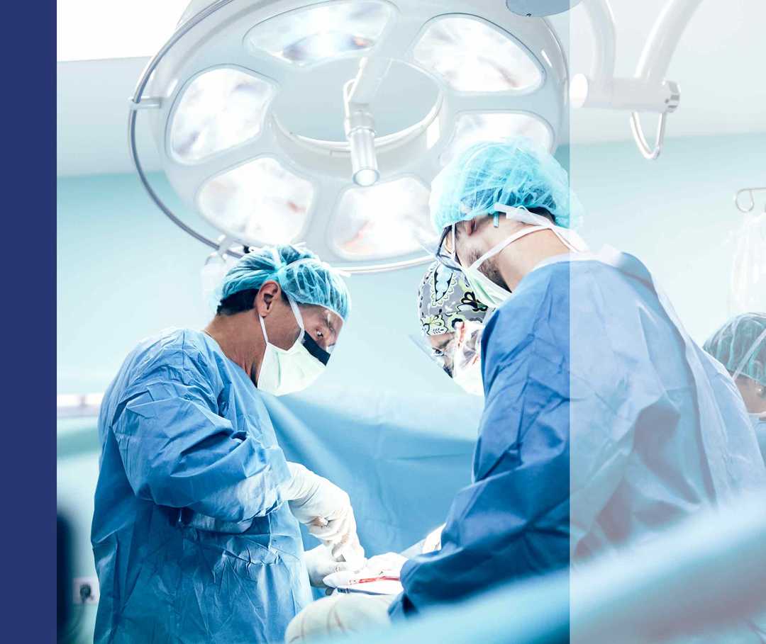 Ein OP-Team während einer Operation.