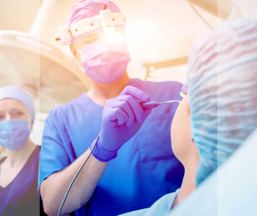 Ein Chirurg bei einer Nasenpolypen-OP.