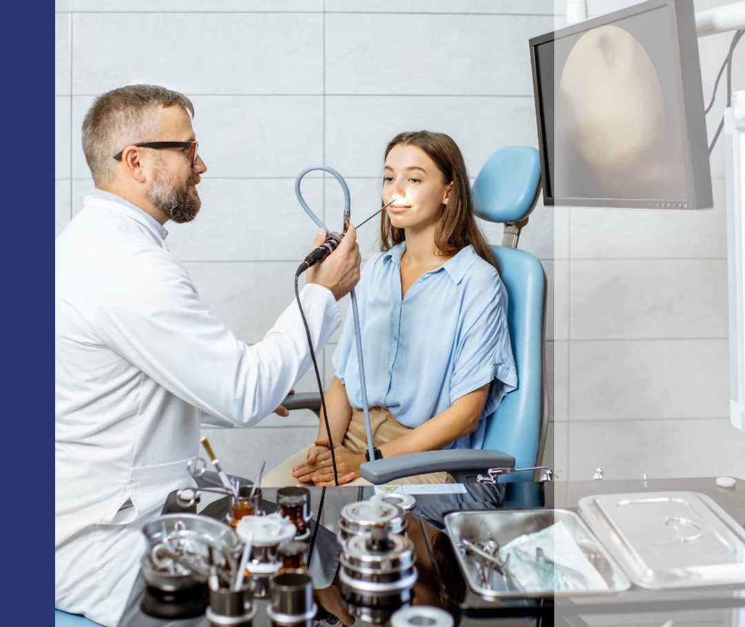 Ein HNO-Arzt untersucht die Nase einer Patientin