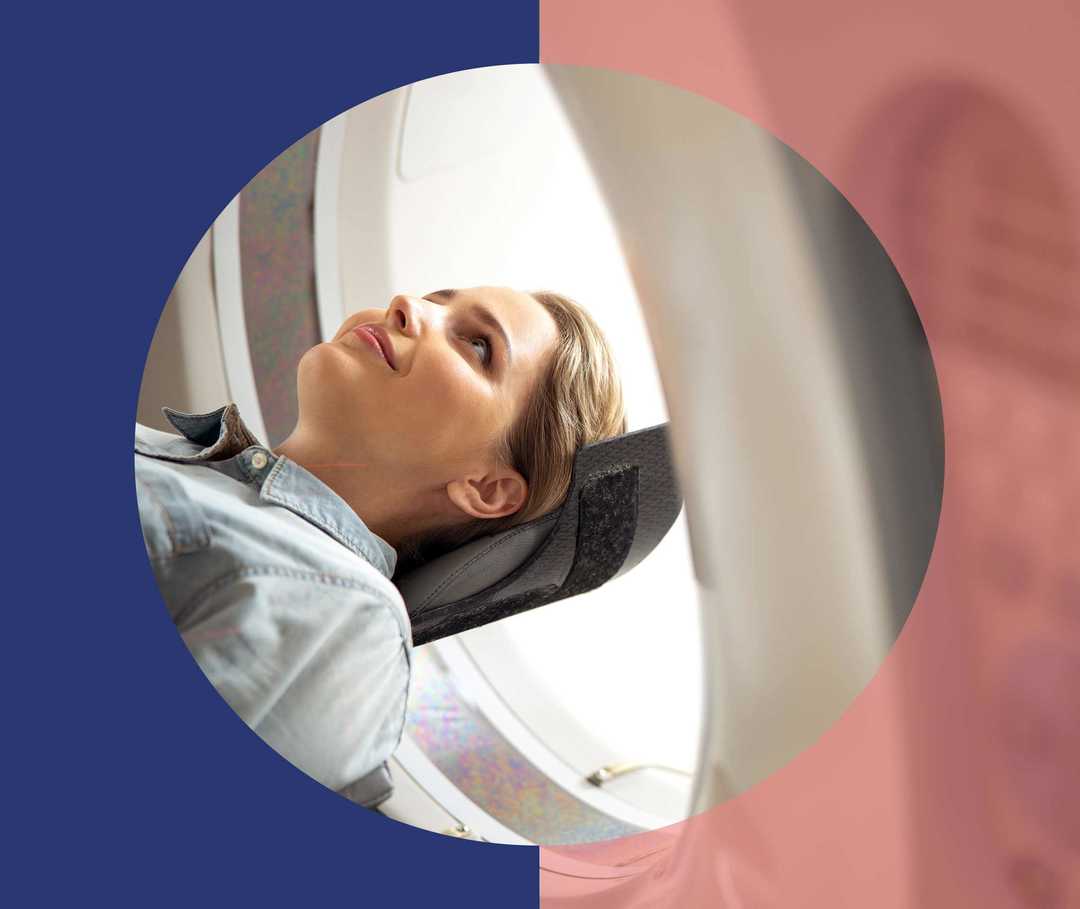 Ein Frau wird für eine bildgebende Untersuchung in die Röhre eines MRT geschoben.