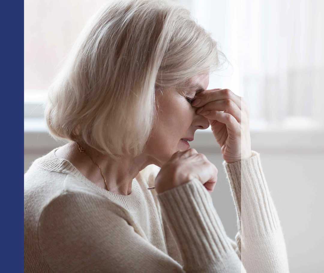 Nasenpolypen Ursachen Artikelbild01 Frau mit Schmerzen hält sich mit geschlossenen Augen den Nasenrücken