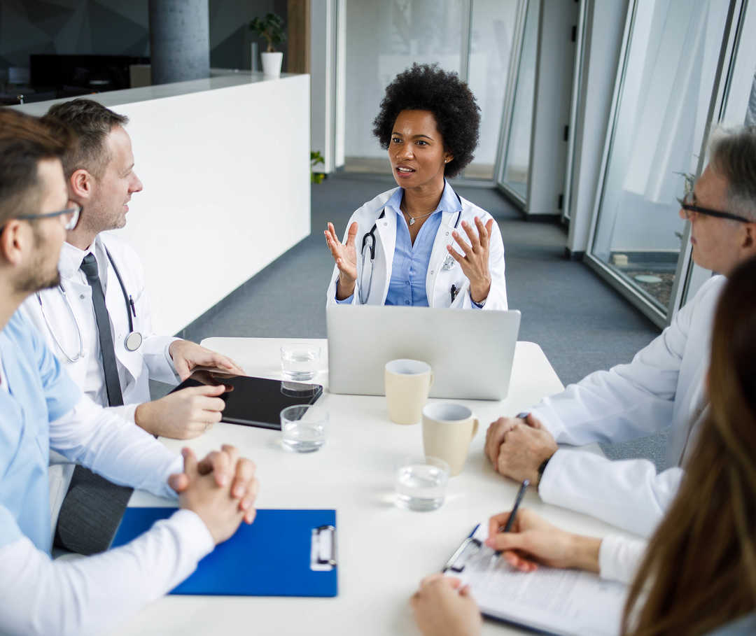 Nasenpolypen: Ein Ärztin diskutiert mit anderen Medizinern