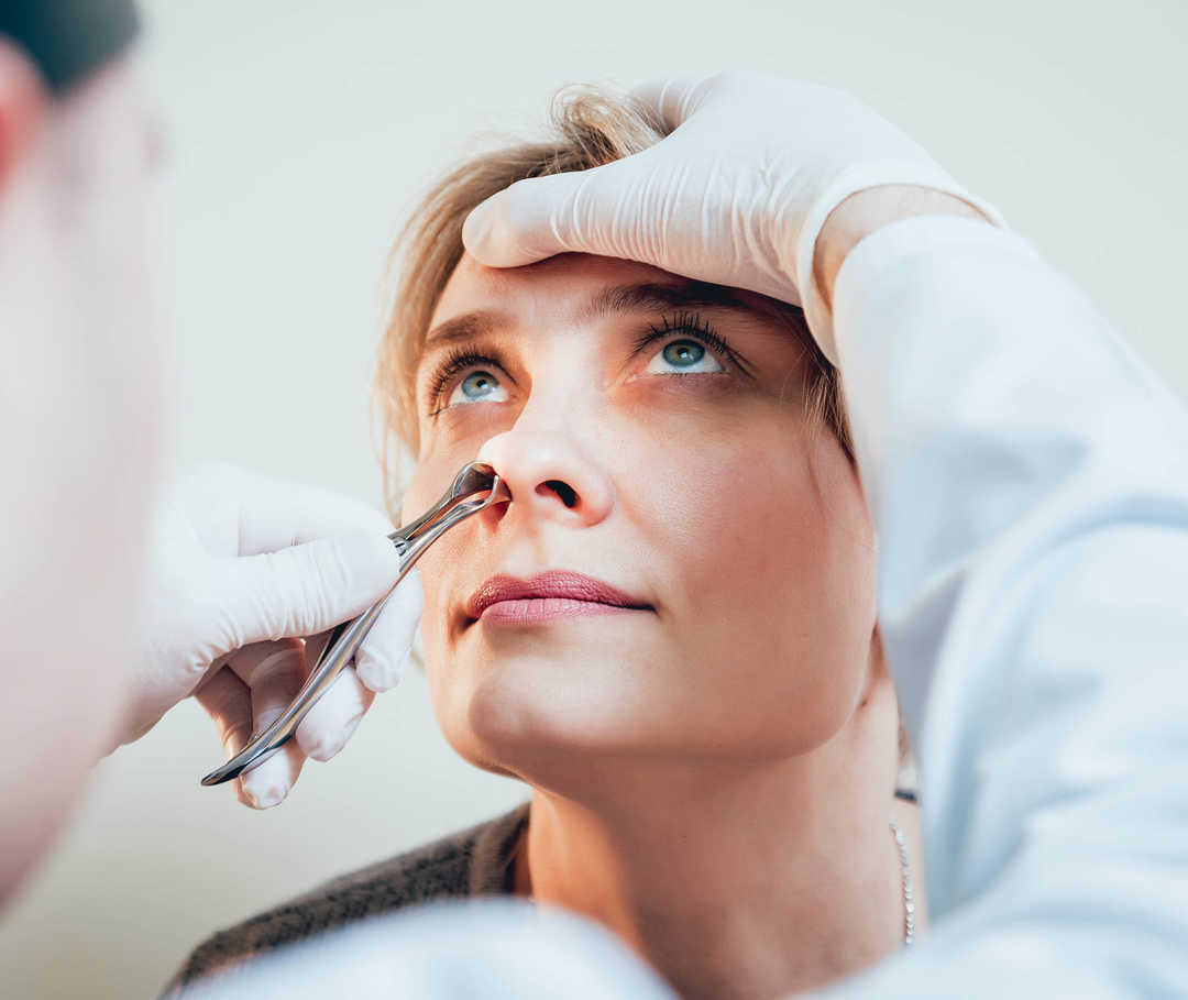 Nasenpolypen: Ein Patientin bei der Untersuchung