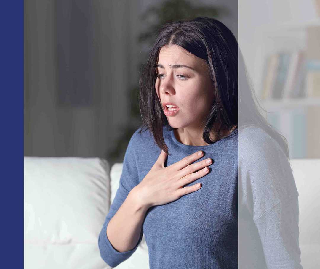 Nasenpolypen.info: Asthma Frau hält sich die Hand auf die Brust