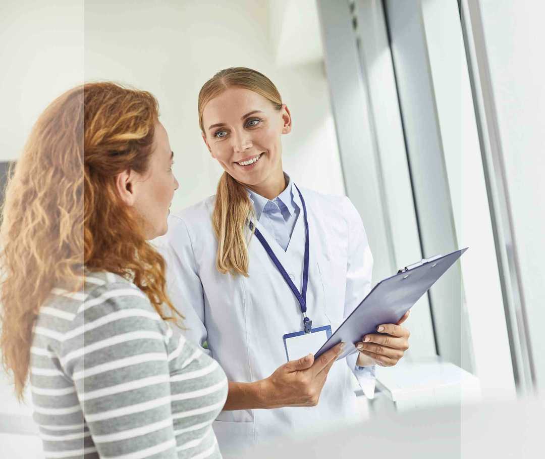 Eine Ärztin unterhält sich mit einer Patientin